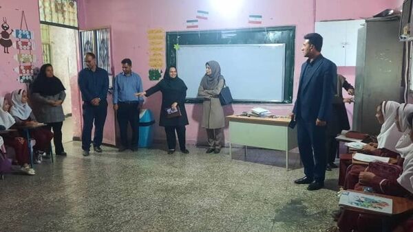 بازدید مدیر آموزش و پرورش حاجی آباد از دبستان استقلال
