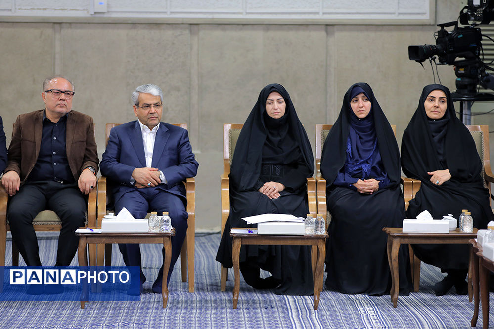 رفتار عادلانه رهبر انقلاب در دیدار با اعضای کابینه چهاردهم