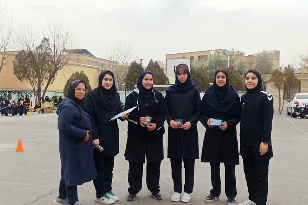 المپیاد ورزشی درون مدرسه‌ای به مناسبت گرامیداشت دهه فجر در آموزشگاه آرمینه مصلی نژاد شهرری