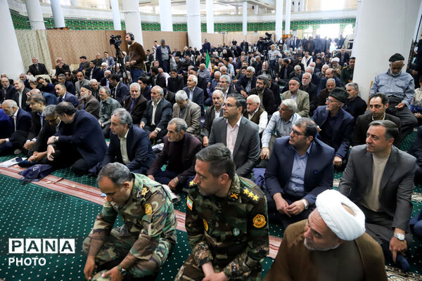 تجلیل از ایثارگران فرهنگی و پرسش و پاسخ در مصلی زنجان