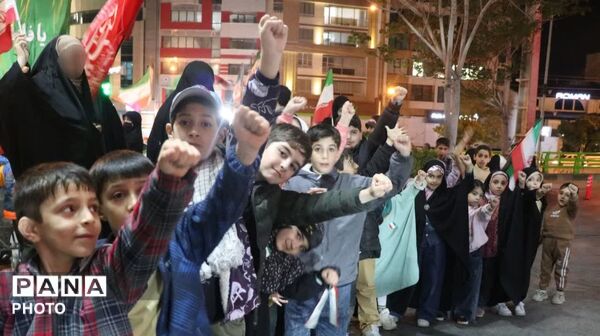 الله اکبر و پرچم ایران؛ نماد مقاومت نوجوانان همدانی در تجمعات شبانه