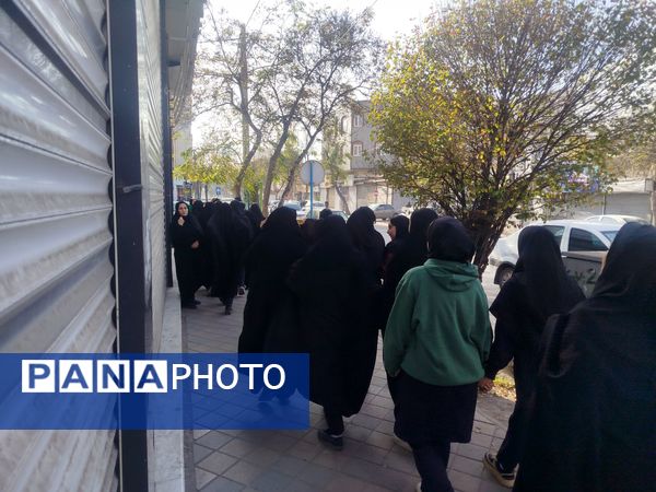 حضور پرشور دانش‌آموزان دبیرستان هیئت امنایی معراج اردبیل در راهپیمایی روز ۱۳ آبان ماه