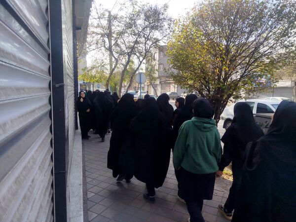 حضور پرشور دانش‌آموزان دبیرستان هیئت امنایی معراج اردبیل در راهپیمایی روز ۱۳ آبان ماه