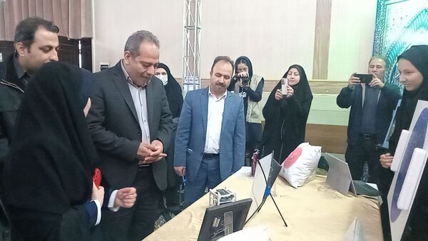 دختران شاهد قفلی خلاقیت خود را در نمایشگاه پژوهش به نمایش گذاشتند