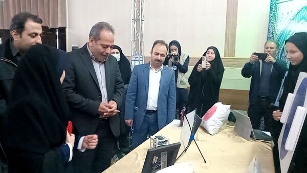 دختران شاهد قفلی خلاقیت خود را در نمایشگاه پژوهش به نمایش گذاشتند