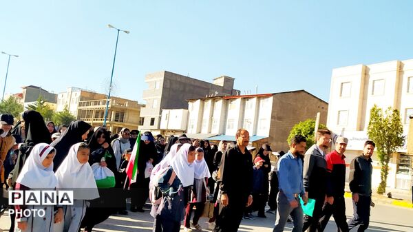 پیاده روی مادر و دختری به مناسبت هفته سلامت در شهر سورشجان