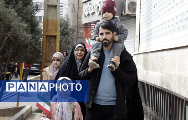 حضور دانش آموزان و جامعه بزرگ فرهنگیان در یوم الله 22 بهمن ماه در پاکدشت 