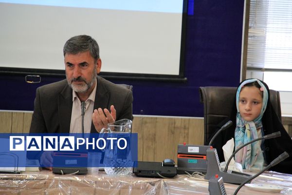 جلسه توجیهی دانش‌آموزان خبرنگار فریدن برای حضور در پای صندوق‌های رای