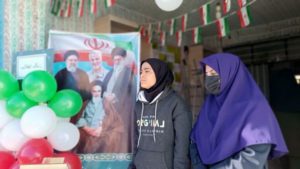  نواخته شدن زنگ انقلاب در مدرسه نمونه الزهرا  یاسوج