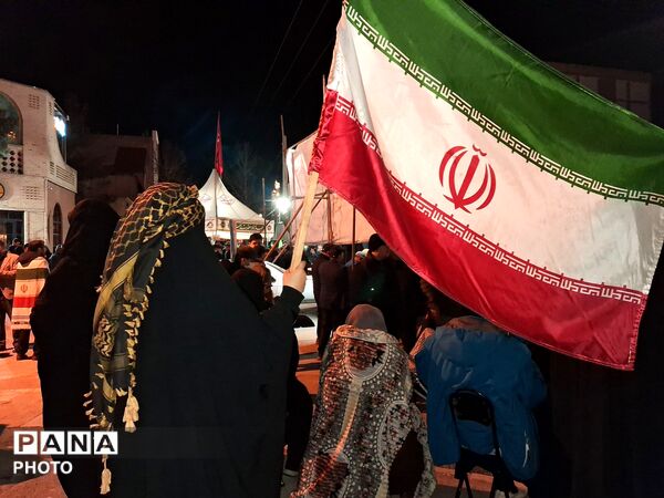 وحدت  رمز پیروزی مقابل دشمن 