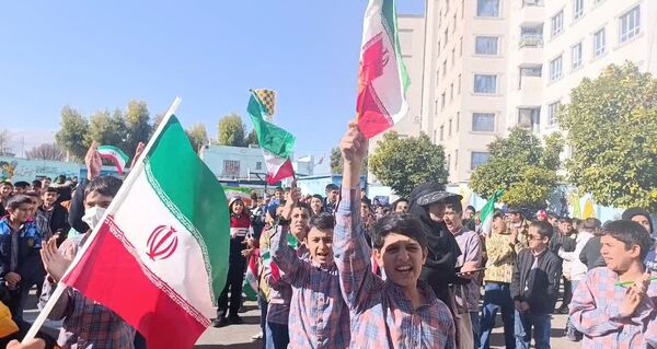  نواختن زنگ انقلاب در دبستان حضرت ابوالفضل(ع)2