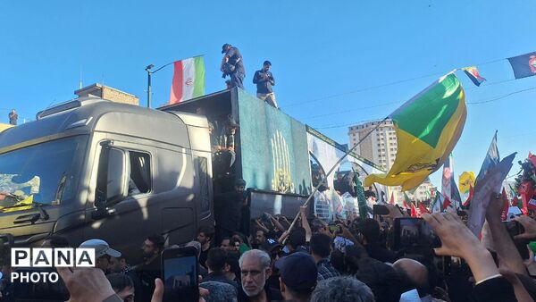 بدرقه ابدی در پناه خورشید؛ وداع اشک‌بار مشهدی‌ها با پیکر رهبر شهید