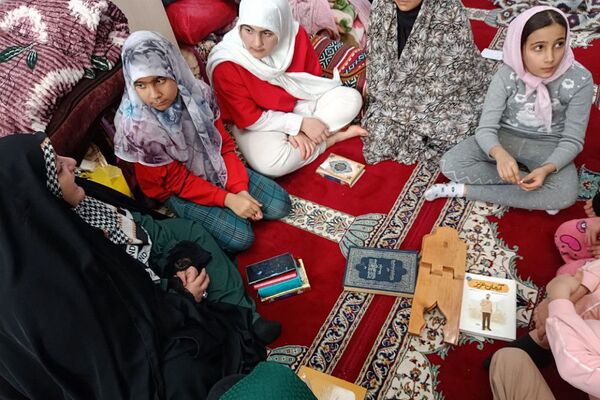 اولین روز از اعتکاف دختران در مسجد الزهرا شهر قیامدشت ری یک