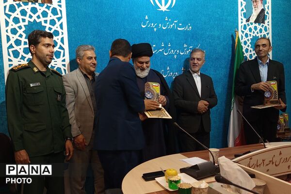 تقدیر از منتخبین منطقه‌ای و استانی