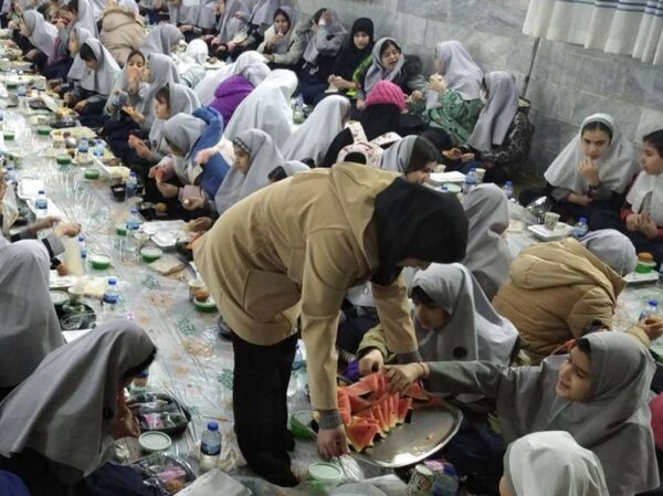 برپایی ضیافت افطاری در دبستان آزادی 