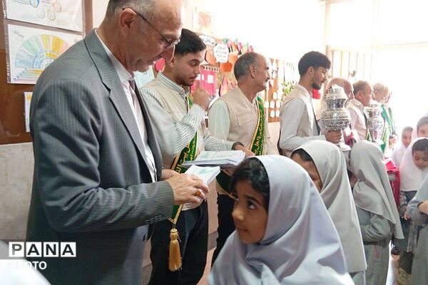 میزبانی دانش‌ آموزان دبستان دخترانه نرجس از پرچم متبرک حرم امام حسین (ع)