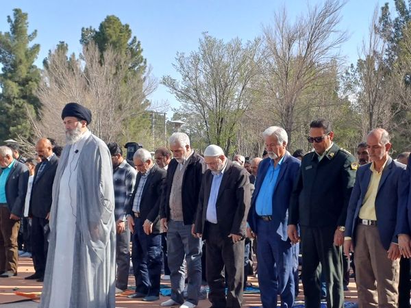 اقامه نماز با شکوه عید فطر به امامت امام جمعه حبیب آباد