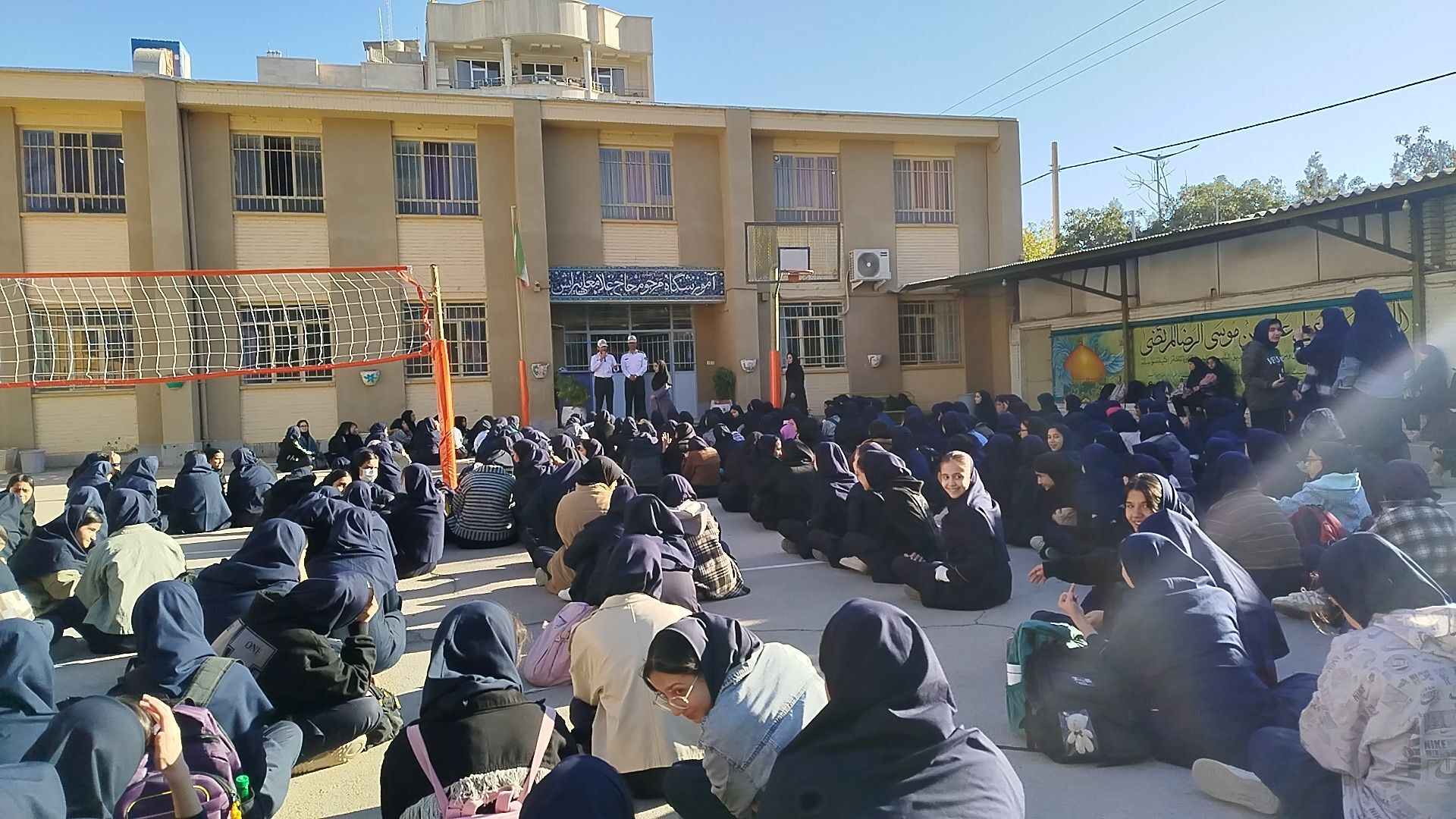 گرامیداشت هفته نیروی انتظامی در دبیرستان دخترانه پیرایش یک
