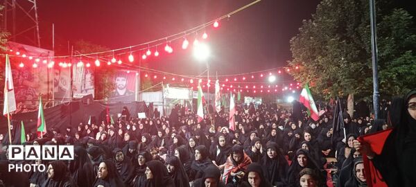 آیین سوگواری شب عاشورا با حضور پرشور مردم در حسینیه خیابان چهار باغ