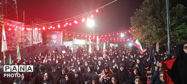 آیین سوگواری شب عاشورا با حضور پرشور مردم در حسینیه خیابان چهار باغ