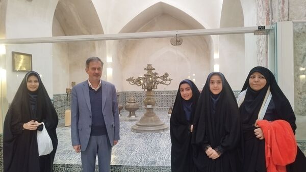 اردوی معنوی دانش آموزان دبیرستان شاهد تکتم در حرم مطهر رضوی