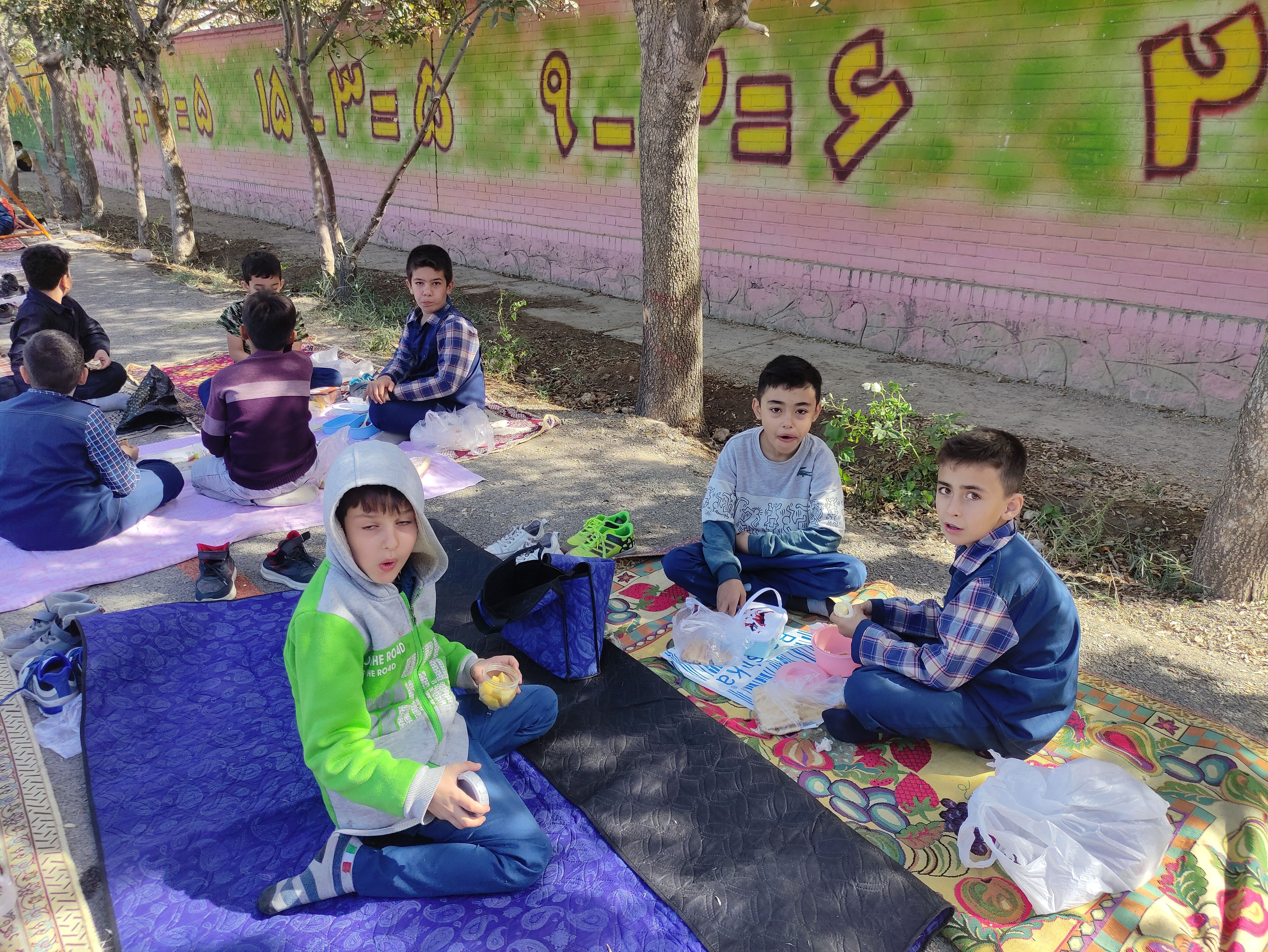 صبحانه سلامت در دبستان هیأت امنایی قرآنی مبین شهرستان شیروان