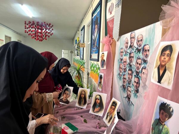 یادبود شهادت دانش‌آموزان شهید جنگ تحمیلی ۱۲ روزه در دبستان المهدی ناحیه 2 کرج 