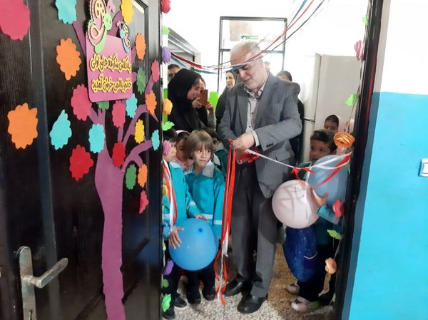 ورود شکوفه‌ها به مدارس در عباس آباد 