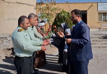 قدردانی دانش آموزان کهک از کارکنان نیروی انتظامی 