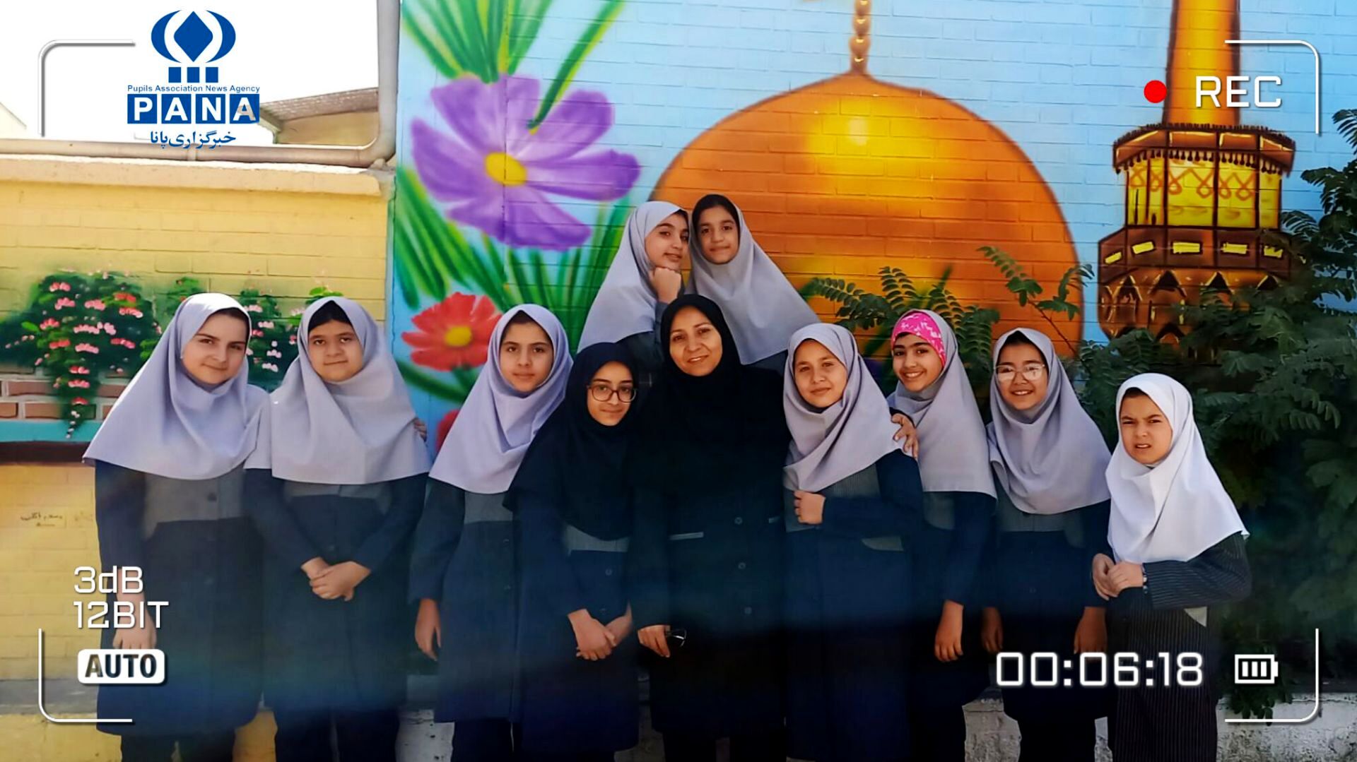 عکس یادگاری دانش آموزان کلاس پنجم دبستان نیایش۲ 