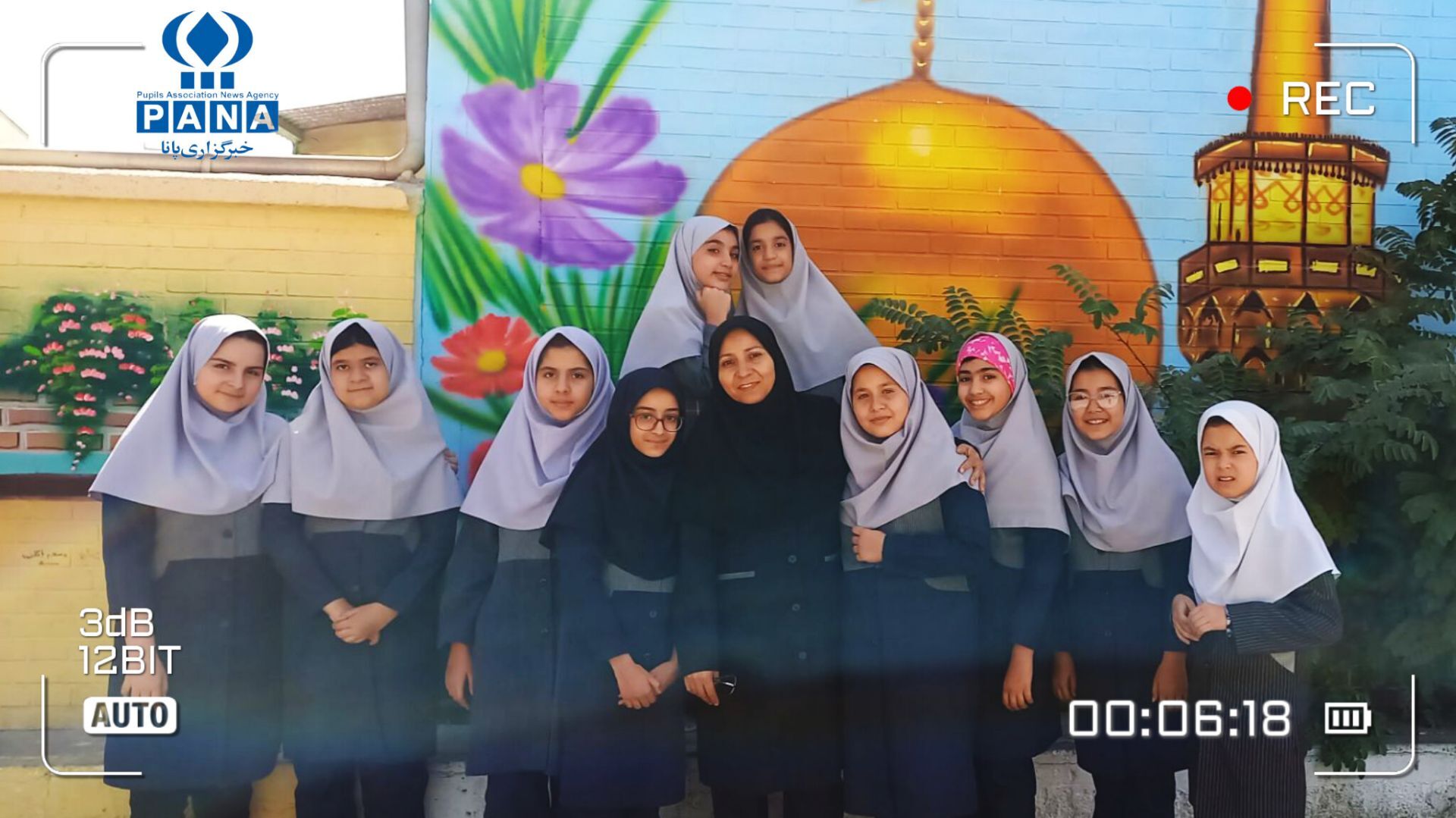عکس یادگاری دانش آموزان کلاس پنجم دبستان نیایش۲ 