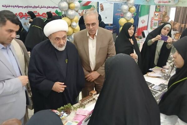 برگزاری نمایشگاه دستاوردهای دانش آموزان دخترانه دبیرستان حکمت ناحیه دو شهرری 