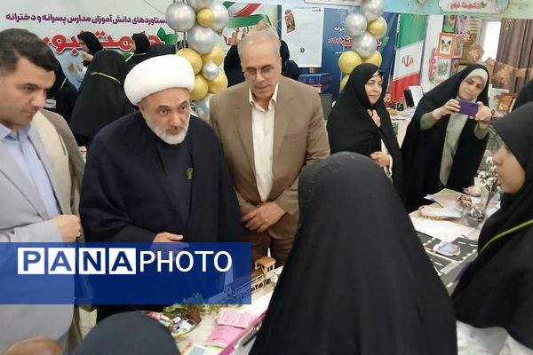 برگزاری نمایشگاه دستاوردهای دانش آموزان دخترانه دبیرستان حکمت ناحیه دو شهرری 