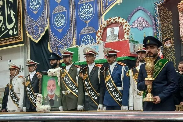 وداع با پیکر شهید امیر سرلشکر سید عبدالرحیم موسوی در حرم بانوی کرامت