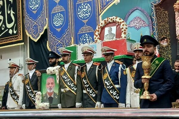 وداع با پیکر شهید امیر سرلشکر سید عبدالرحیم موسوی در حرم بانوی کرامت