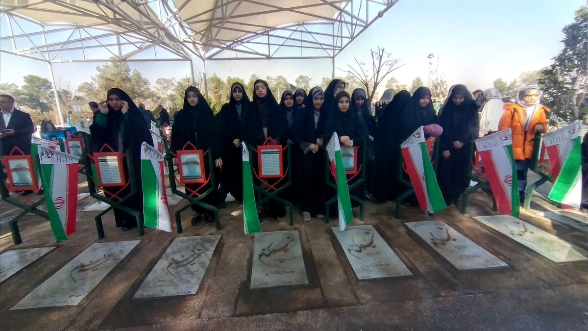 مراسم غبارروبی مزار شهدا توسط دانش‌آموزان