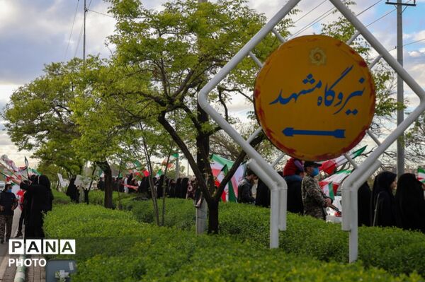 تشکیل زنجیره انسانی اطراف نیروگاه حرارتی برق مشهد
