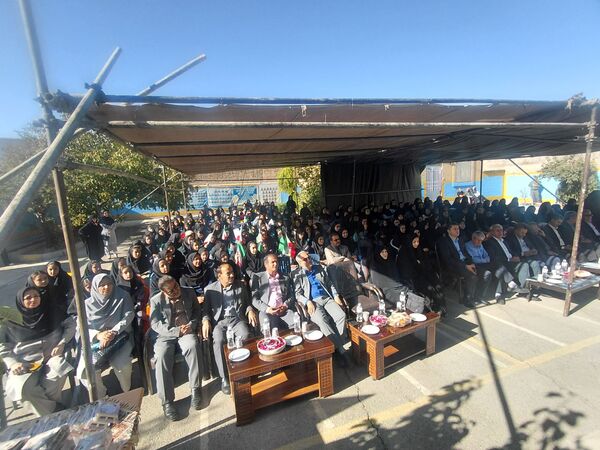 مراسم بازگشایی مدارس و جشن عاطفه‌ها در مدرسه نمونه دولتی خدیجه الکبری(س) قروه
