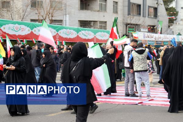 ٢٢ بهمن؛ روزى که دلها با قدم‌‌ها یکى میشود