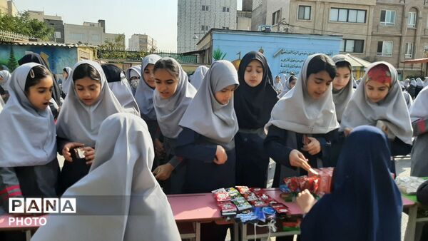 نمایش هنر و توانمندی دانش‌آموزان در بازارچه سالانه مدرسه نیایش