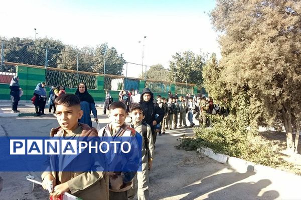 حضور دانش آموزان به مناسبت یوم الله ۱۳آبان، در ورزشگاه شهدای شهرستان قدس