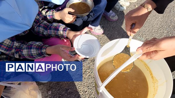 تهیه و توزیع نذری عدسی بین دانش آموزان دبستان فاطمه زهرا(س)