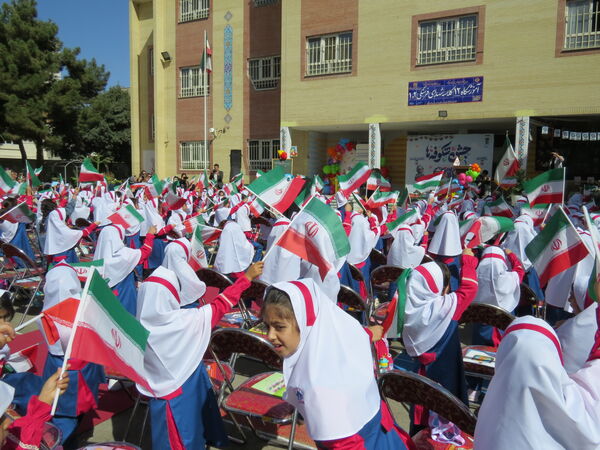 نواختن زنگ اول مهر در مدرسه شهدا فرهنگی 