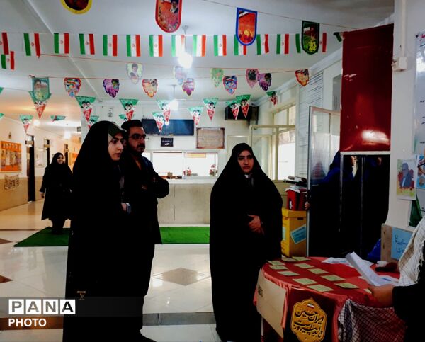 پیوند نسل امروز با آرمان‌های انقلاب  روایت تصویری یک نمایشگاه مدرسه انقلاب