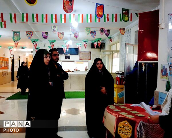 پیوند نسل امروز با آرمان‌های انقلاب  روایت تصویری یک نمایشگاه مدرسه انقلاب