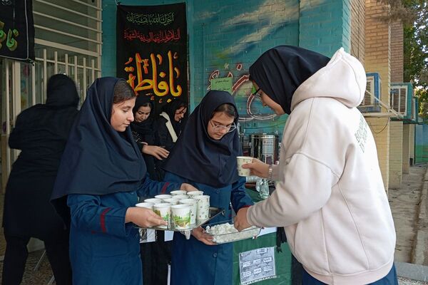 ایستگاه صلواتی دانش‌آموزان دانش‌نیا؛ تجلی ارادت به حضرت فاطمه زهرا(س)