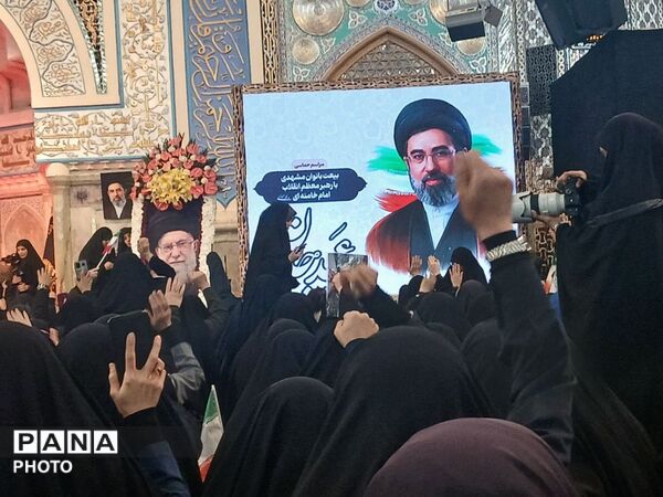 اجتماع بیعت بانوان با رهبر انقلاب اسلامی  در حرم مطهر رضوی