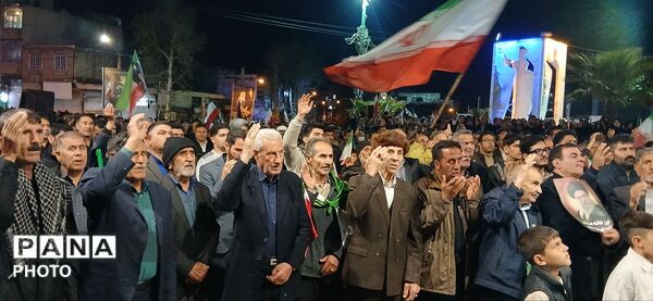 حضور شبانه مردم شهرستان کوهدشت در میدان امام خمینی (ره)