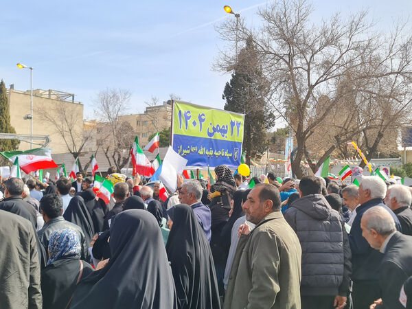 جلوه‌ای از وحدت و همدلی در راهپیمایی ۲۲ بهمن