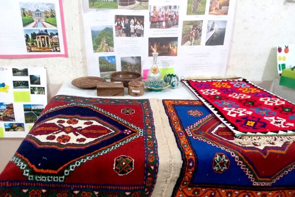 نمایشگاه دست ساخته‌های علوم اسلامی در دبیرستان شاهد فیض ناحیه 3 شیراز